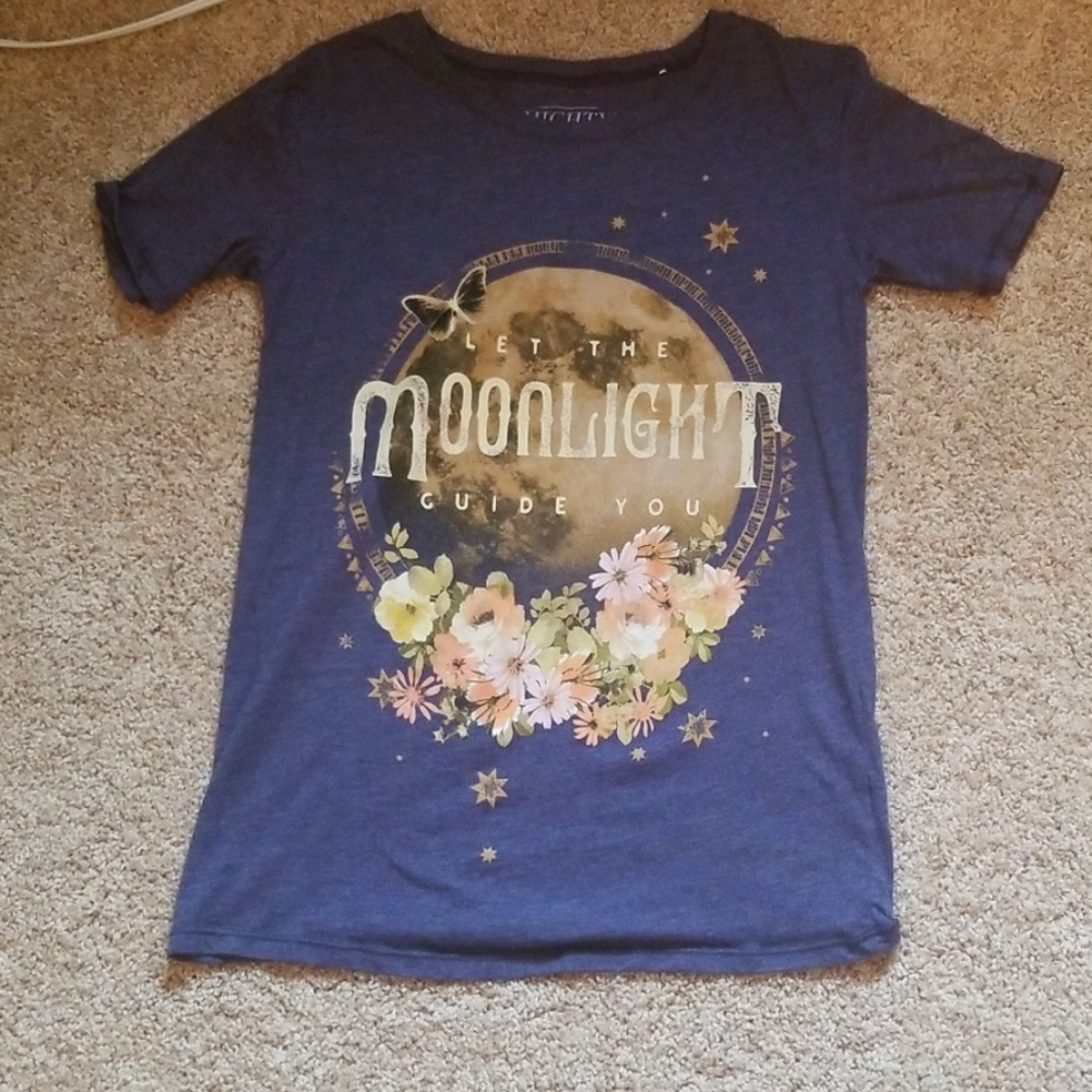 Never worn short sleeve tshirt